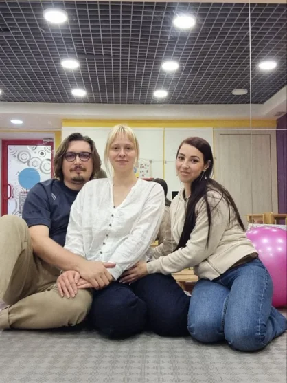 Инструктор показывает дыхательные упражнения беременным
