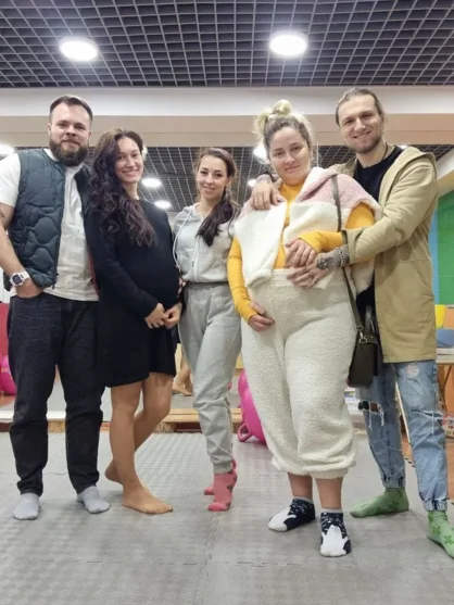 Будущие родители держатся за руки во время занятия